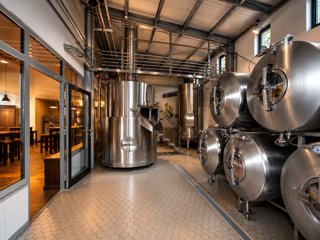 Sudhaus der Forsthausbrauerei Trotzenburg mit Edelstahltanks